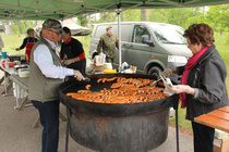 Kiltapäivän makkaranpaistajat muonittivat varusmiehiä ja heidän omaisiaan vuonna 2015 Niinisalossa.