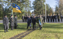 Seppele laskettiin perinteisin menoin Talvisotaan lähdön muistomerkille. Seppeleen laskijoina toimivat vas. Heikki Aho-Mantila, Matti Soini ja Kalevi Virtanen. Tilaisuutta juhlisti killan lippu lippuvartijoineen.