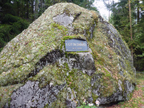 Tämän kiven takaa Lotta Svärd huolsi joukkoja Oravaisten taistelujen aikana.