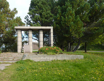 Vapaussodan muistomerkki Tornion aseman pihapiirissä