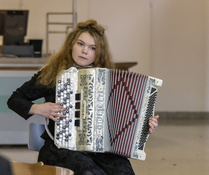 Vuosijuhlan musiikista vastasi nuori kankaanpääläinen harmonikkataituri Iida Rajala, jonka esittämän kuultiin myös Tykkipojan laulu.