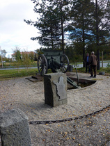 Muistomerkin paljasti Pohjois-Suomen tykkimieskilta ry.
