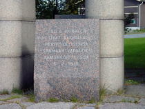Laatta vapaussodan muistomerkissä.